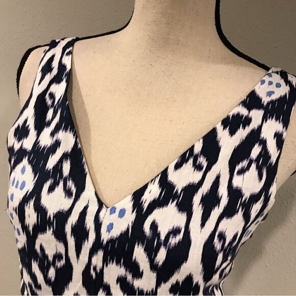 Sleeveless v-neck dress  - Picture 2 of 14